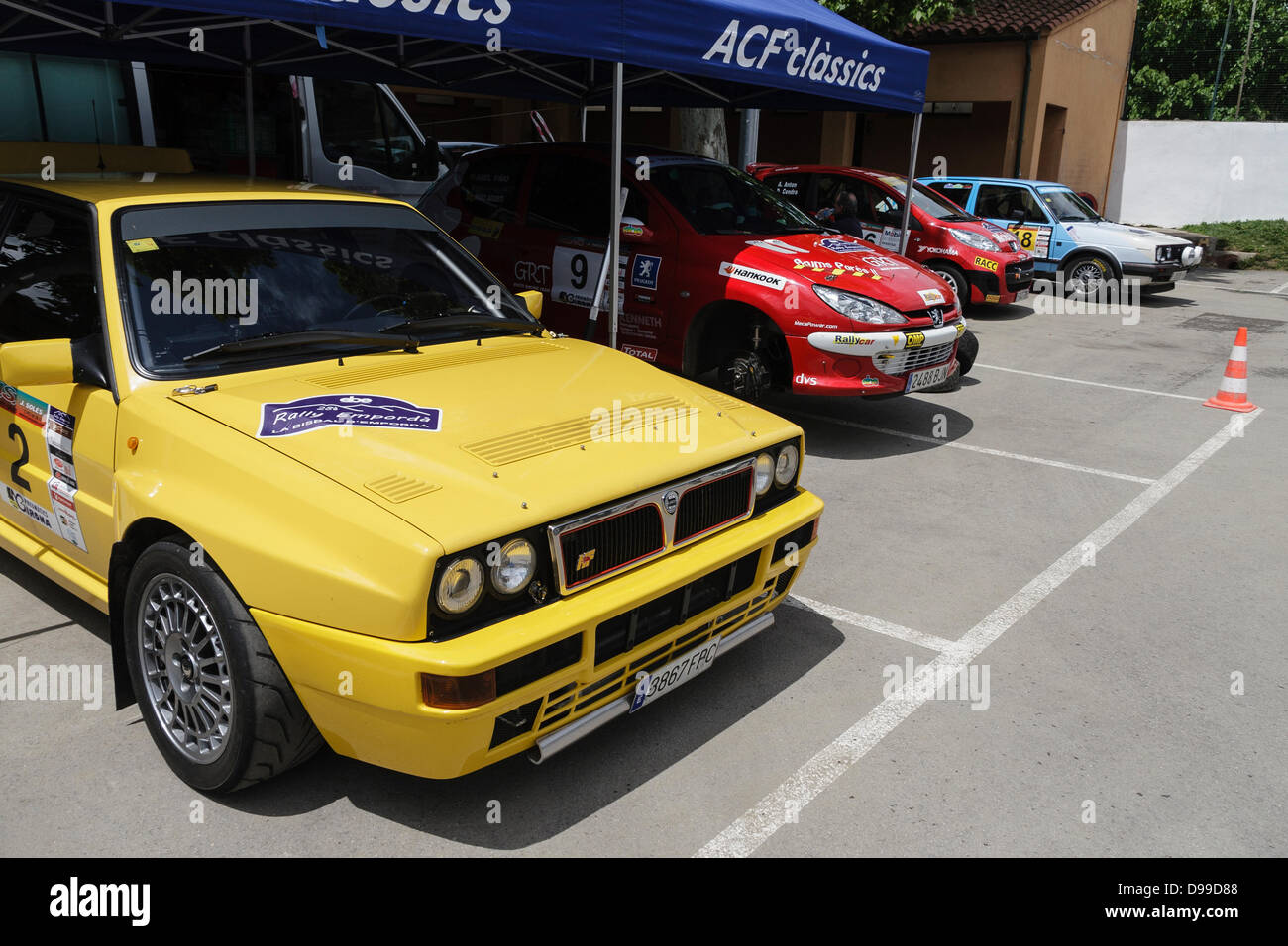 Maggio 25, 2,013 - Girona, Spagna - Racing Cars partecipanti al 28 Empordà Rally parcheggiato sul parco assistenza . In questa gara hanno partecipato 99 concorrenti del campionato catalano di velocità , la regolarità sport e super sport categorie. Foto Stock