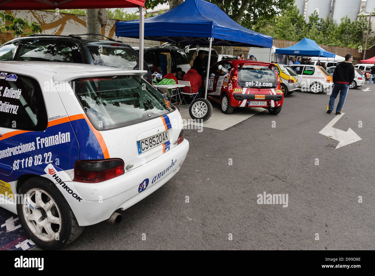 Maggio 25, 2,013 - Girona, Spagna - Racing Cars partecipanti al 28 Empordà Rally parcheggiato sul parco assistenza . In questa gara hanno partecipato 99 concorrenti del campionato catalano di velocità , la regolarità sport e super sport categorie. Foto Stock