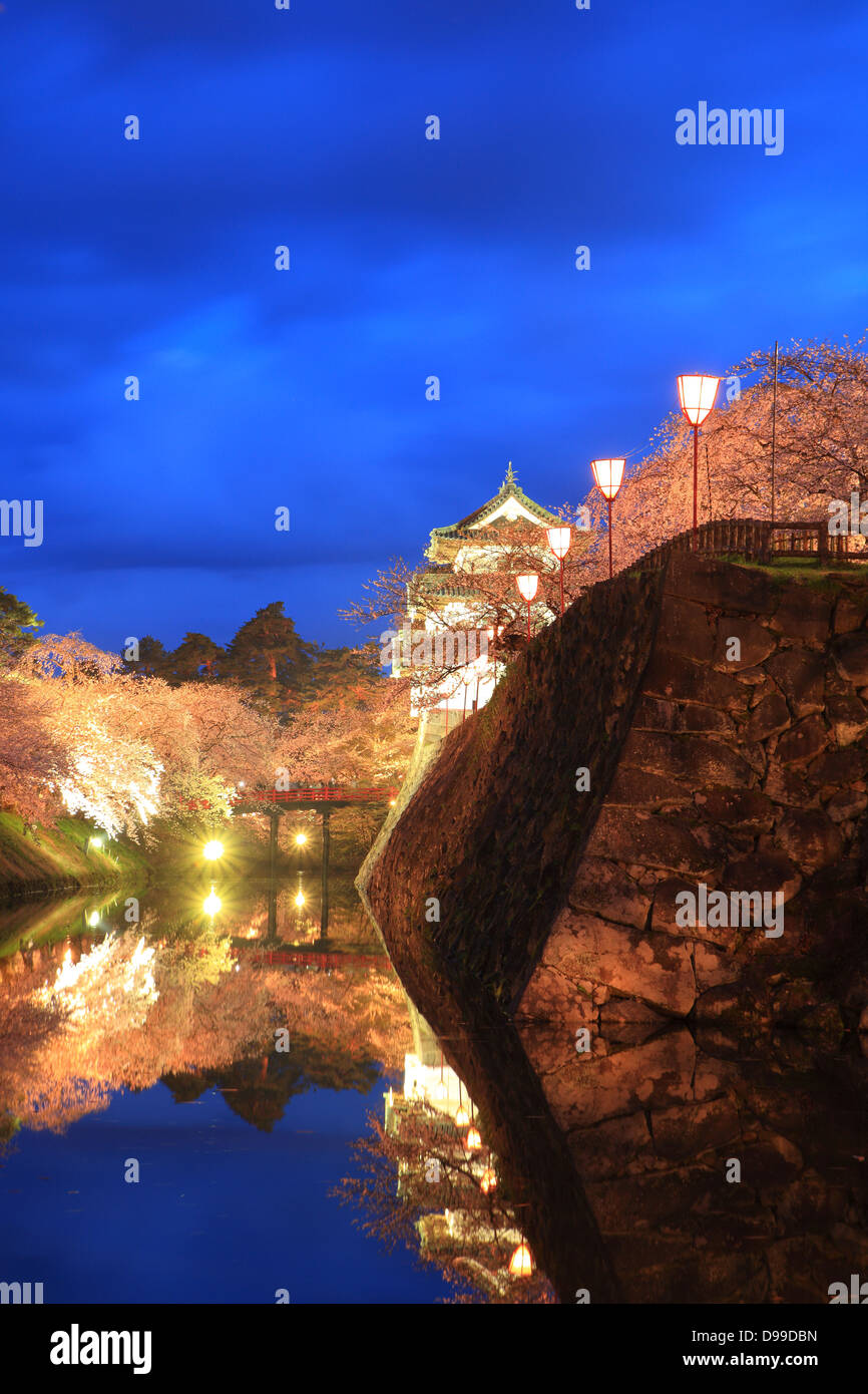 Luce del castello di Hirosaki e fiori di ciliegio, Aomori, Giappone Foto Stock