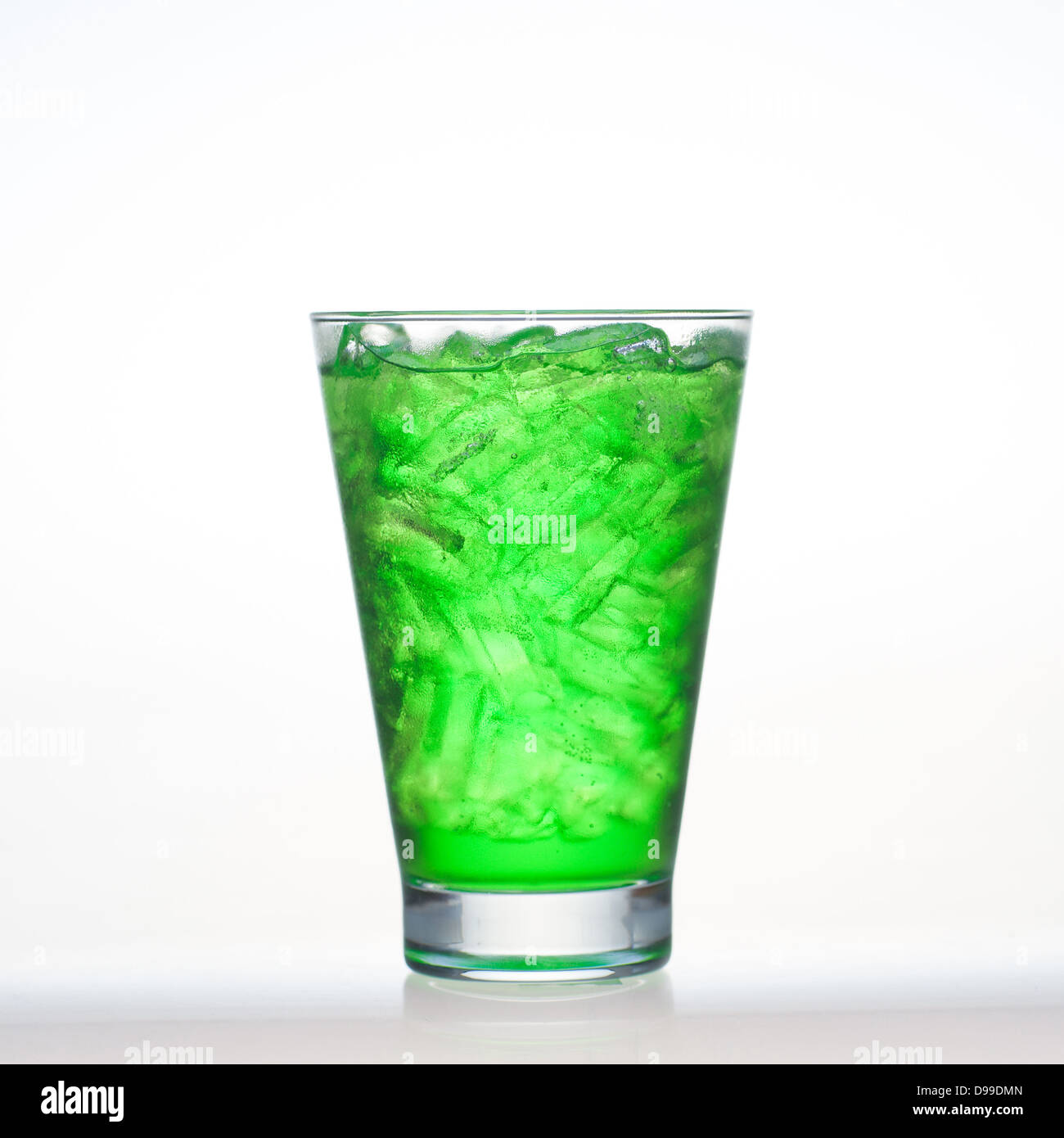 Verde sapore di frutta bevande analcoliche con soda water isolato su bianco Foto Stock