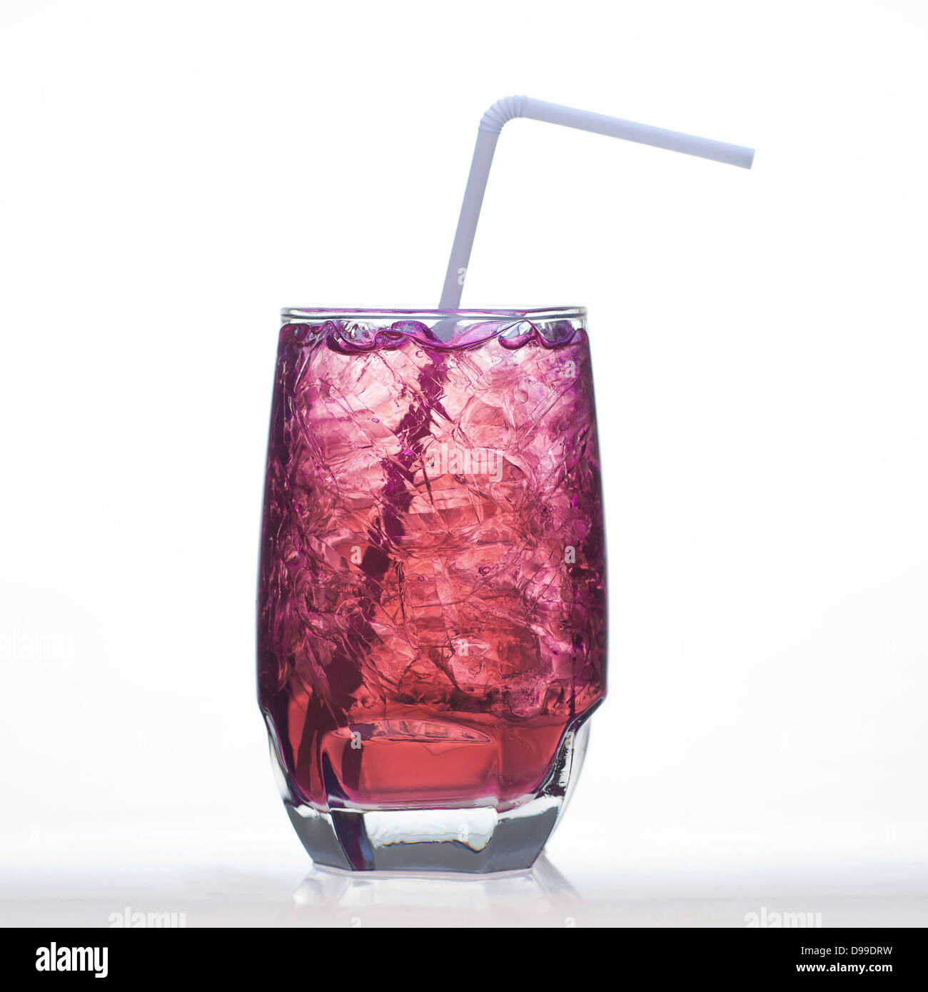 Aroma di uva soft drinks whit acqua di soda isolato su bianco Foto Stock