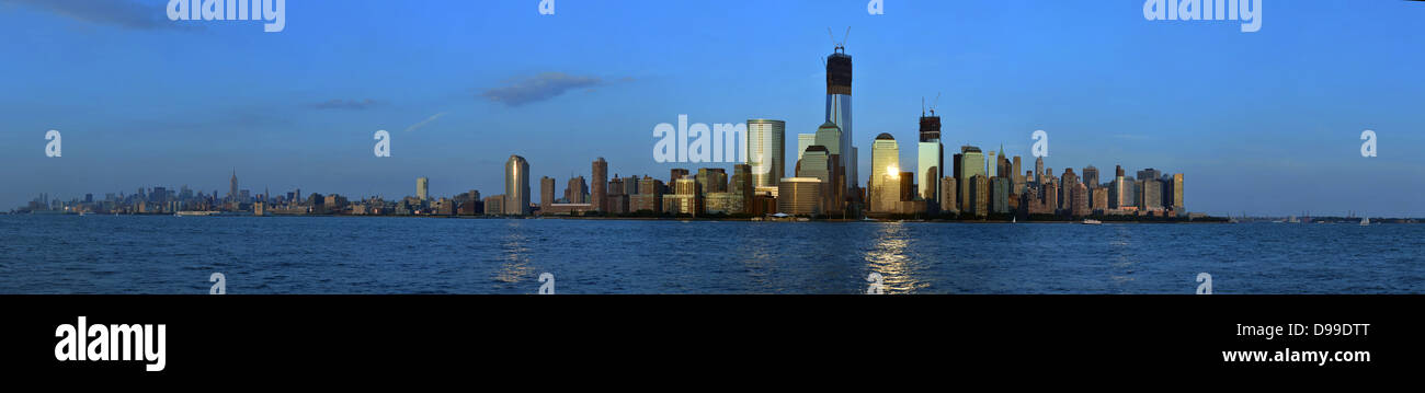 Vista panoramica di Manhattan che si estende dal centro cittadino a midtown dal New Jersey al tramonto. Foto Stock