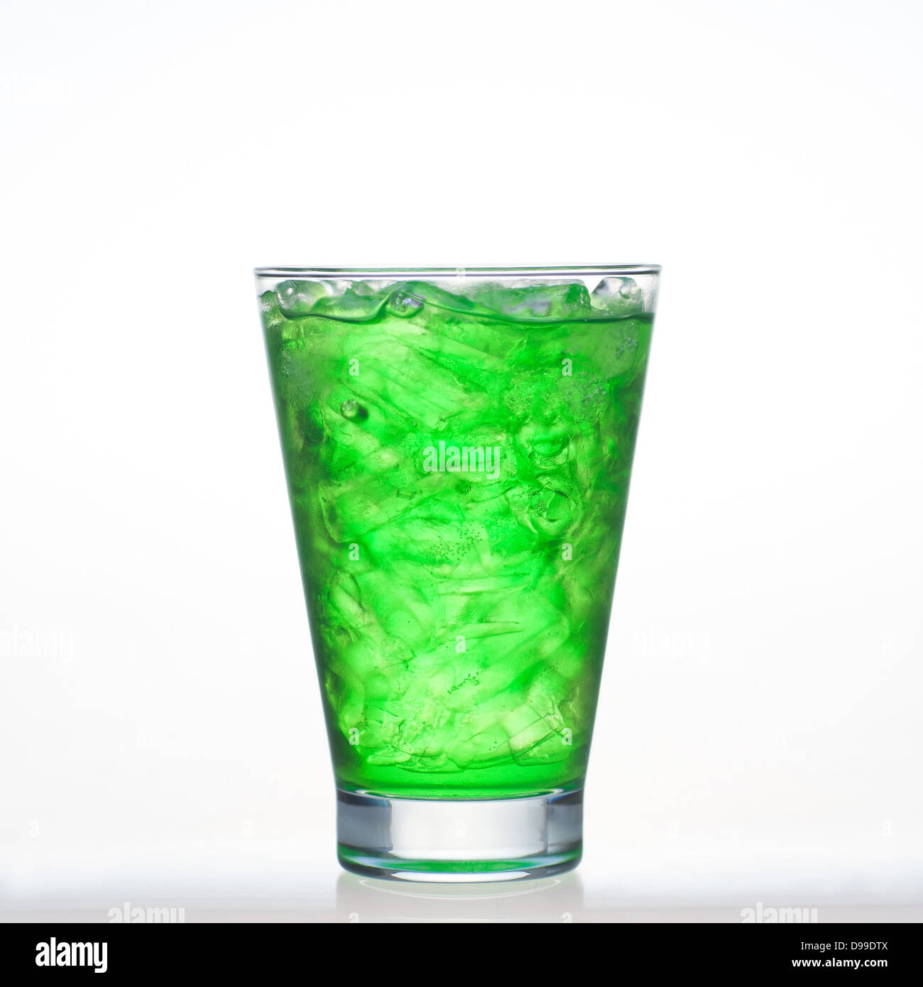 Verde sapore di frutta bevande analcoliche whit acqua di soda isolato su bianco Foto Stock