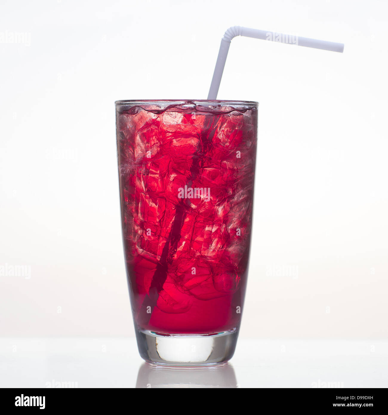 Il freddo melagrana succo di frutta in vetro isolato su sfondo bianco Foto Stock