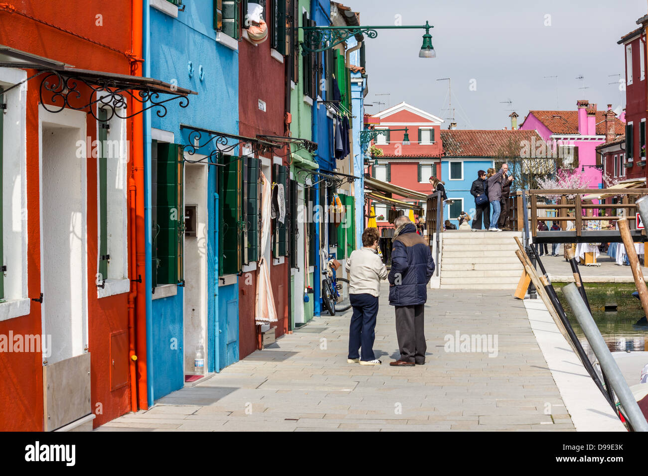 Colorate case accanto al canale di Burano Venezia Italia Foto Stock