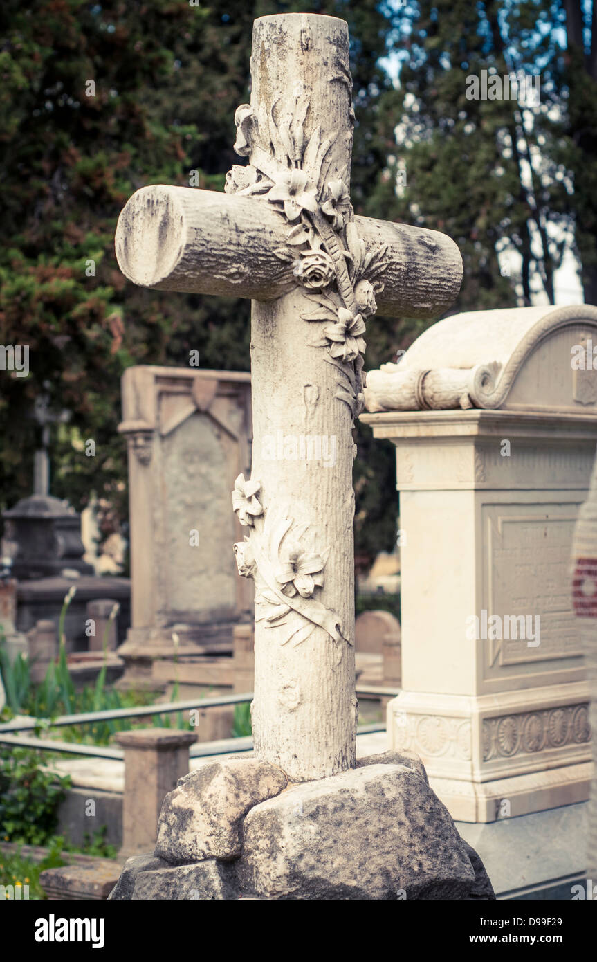 Una croce di pietra su pietra tombale al Cimitero degli Inglesi, Firenze, Italia Foto Stock