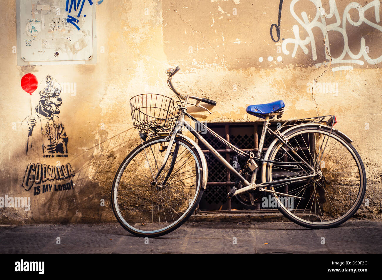 Una bici contro un muro coperto di graffiti a Firenze, Italia Foto stock -  Alamy