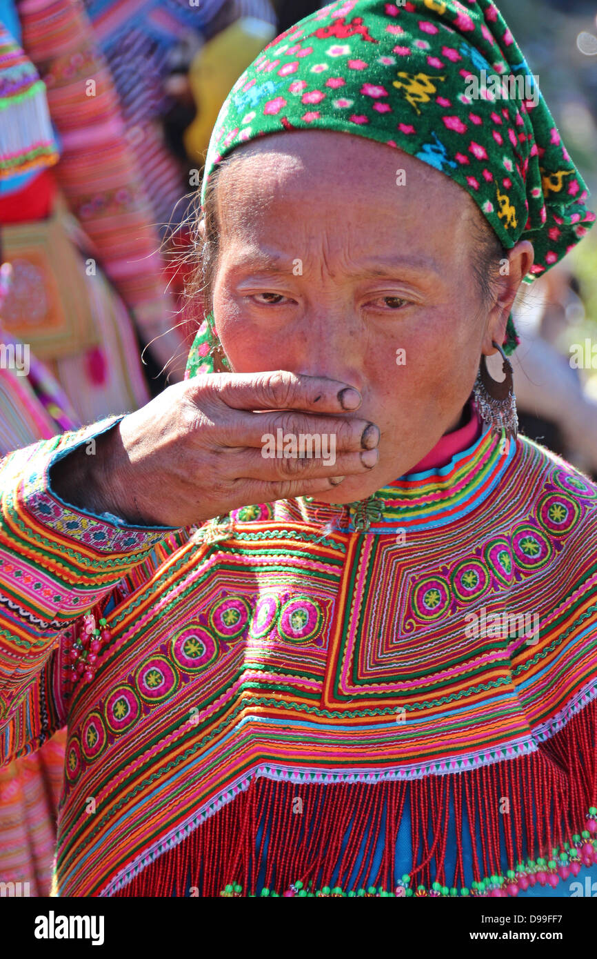 SaPa, Vietnam circa Dec.2012, una donna undentified dalla tribù Hmong sorrisi durante il settimanale BacHa mercato di SAPA, Vietnam Foto Stock