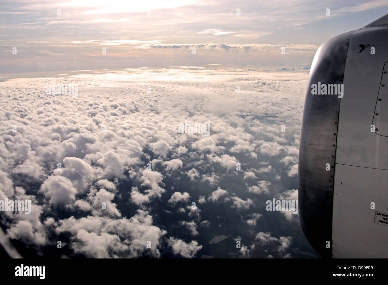 La fotografia aerea di nuvole e motore del velivolo di sera Foto Stock