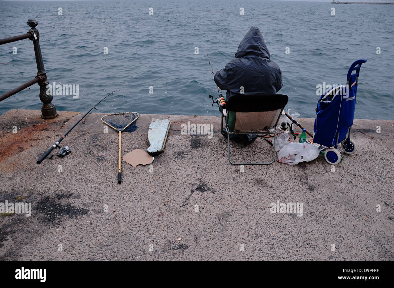 Un uomo in pesca sul Golfo Termaico. Salonicco, Grecia Foto Stock
