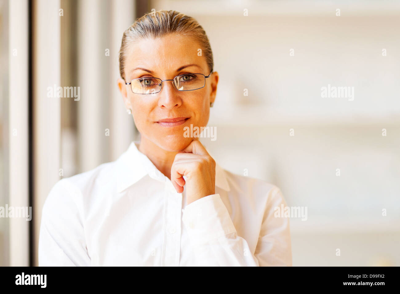 Determinato senior imprenditrice ritratto in office Foto Stock