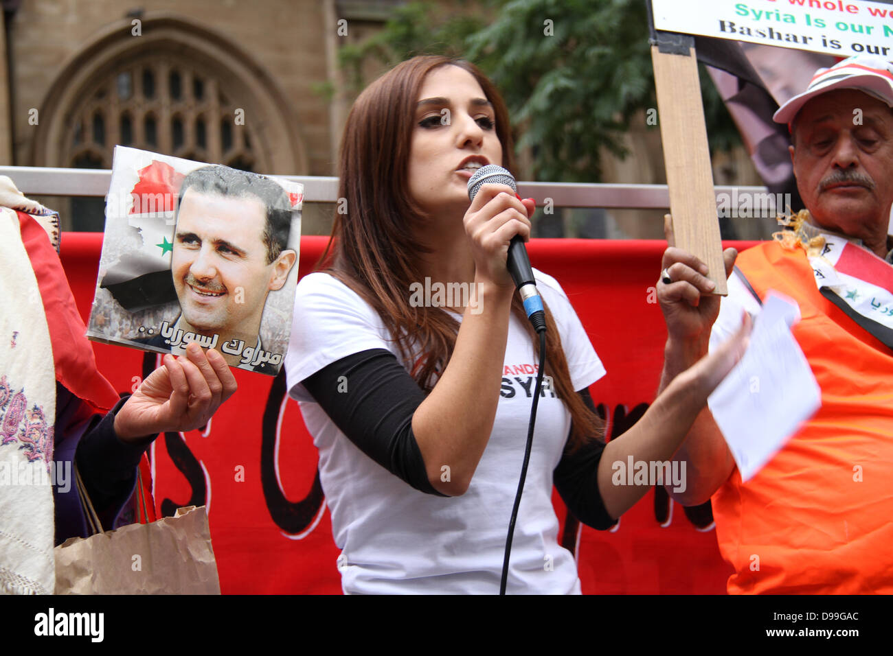 Sydney, NSW, Australia. Il 15 giugno 2013. Il rally assemblato fuori Sydney Town Hall dove ha affrontato la folla prima che essi hanno marciato al Ministro degli Esteri Bob Carr ufficio del canto a sostegno del Presidente siriano Bashar al-Assad. Credito: Credito: Richard Milnes / Alamy Live News. Foto Stock