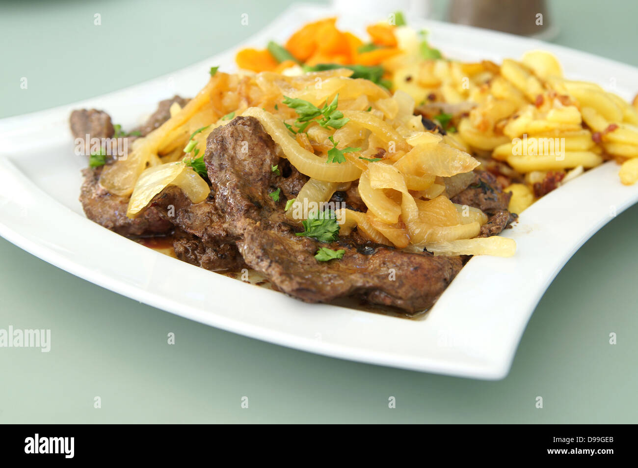 In Padella Fegato Di Vitello Con Cipolle E Patate Fritte