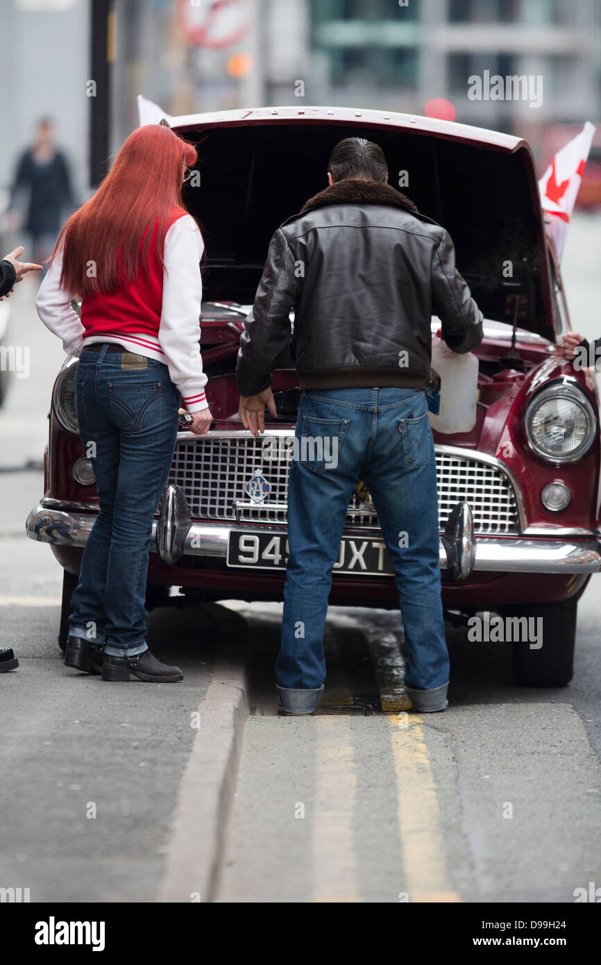 Rockers cercando nel motore di un ripartiti classic car Foto Stock