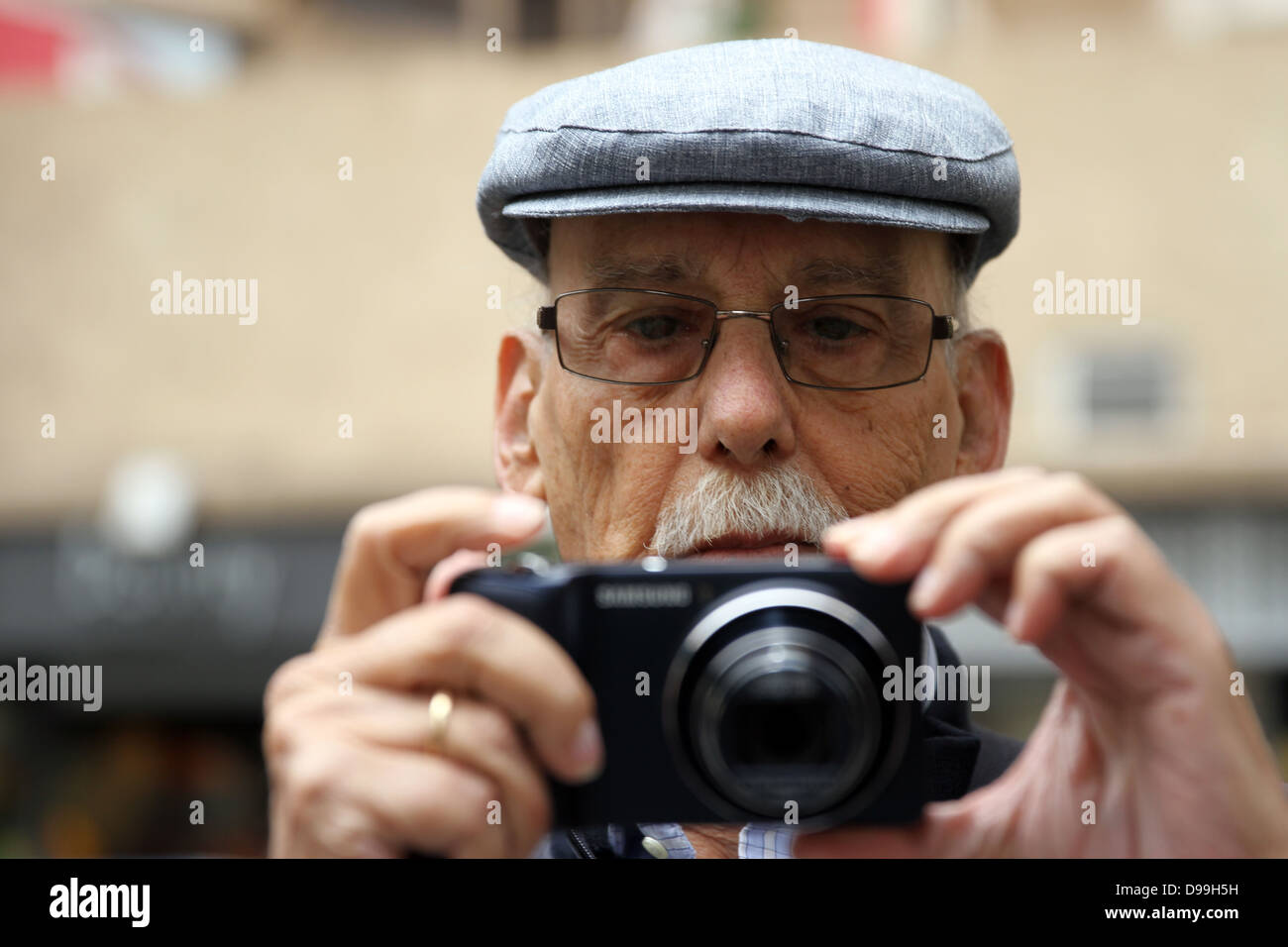 Gentleman holding fotocamera digitale Foto Stock