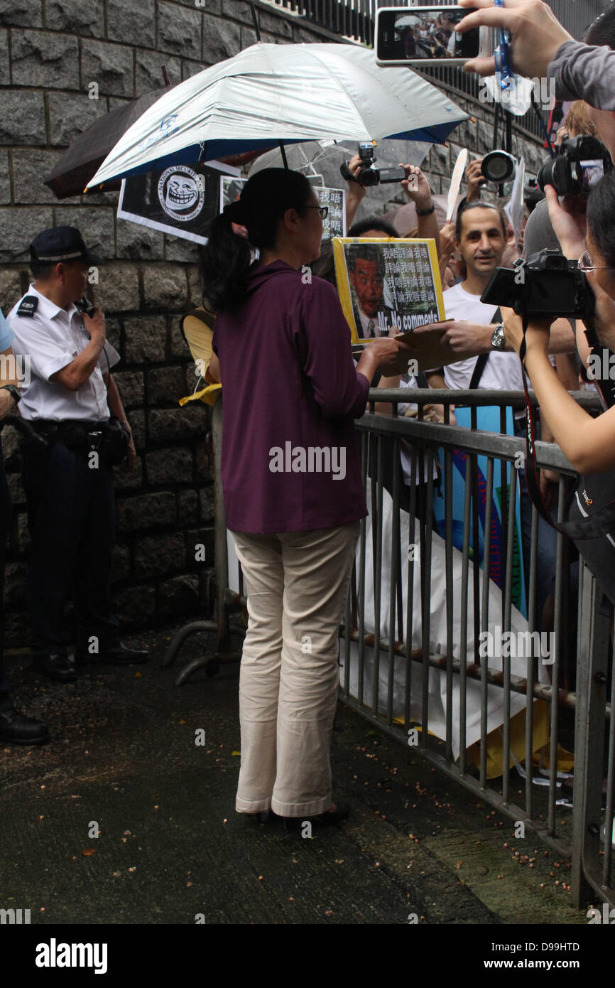 Hong Kong. Il 15 giugno 2013. Il consolato americano gazzetta accetta la lettera da Hong Kong manifestanti a sostegno dell ex-CIA whistleblower Edward Snowden Credit: Robert Kemp SC/Alamy Live News Foto Stock