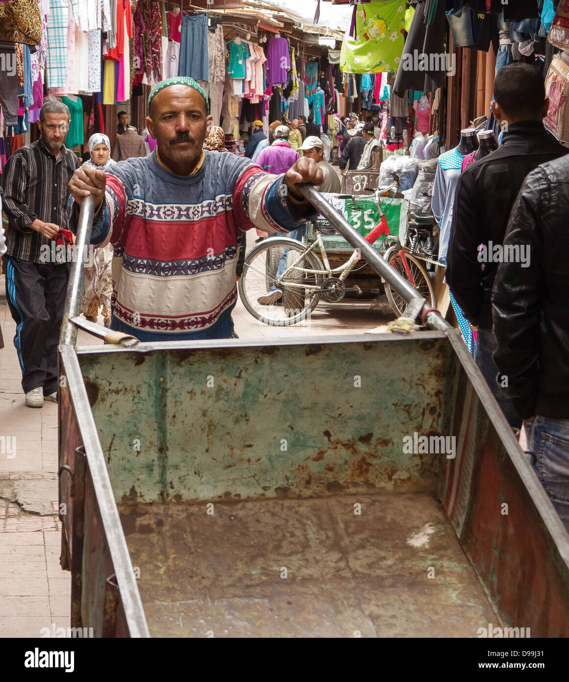In e circa i souk e Piazza Jemaa El Fnaa di Marrakech, Marocco Foto Stock