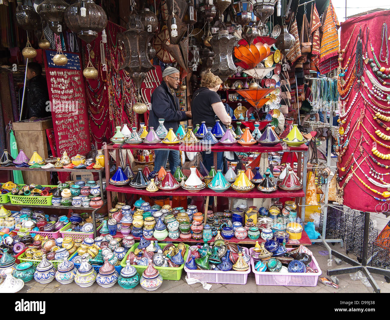 In e circa i souk e Piazza Jemaa El Fnaa di Marrakech, Marocco Foto Stock