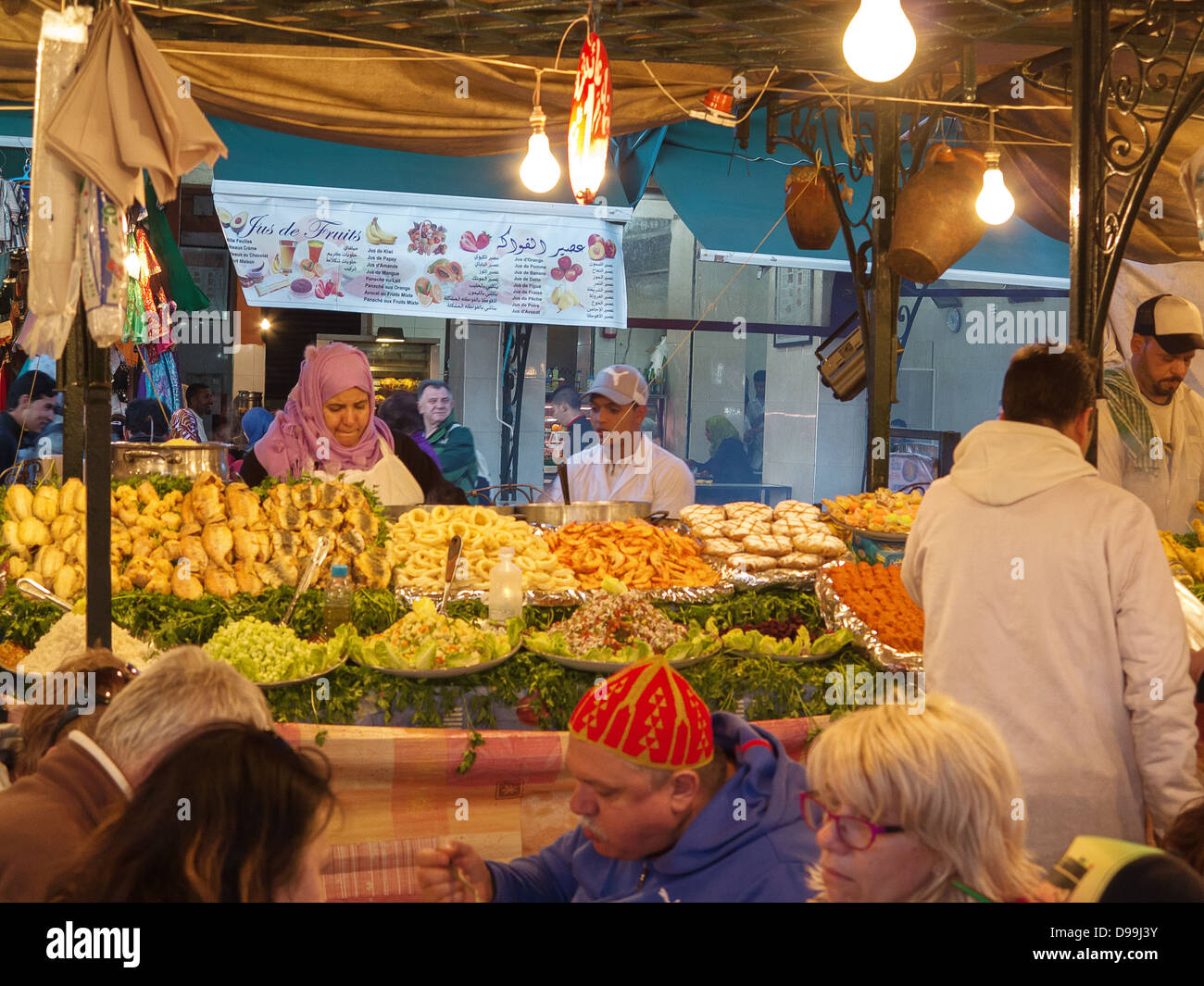 In e circa i souk e Piazza Jemaa El Fnaa di Marrakech, Marocco Foto Stock
