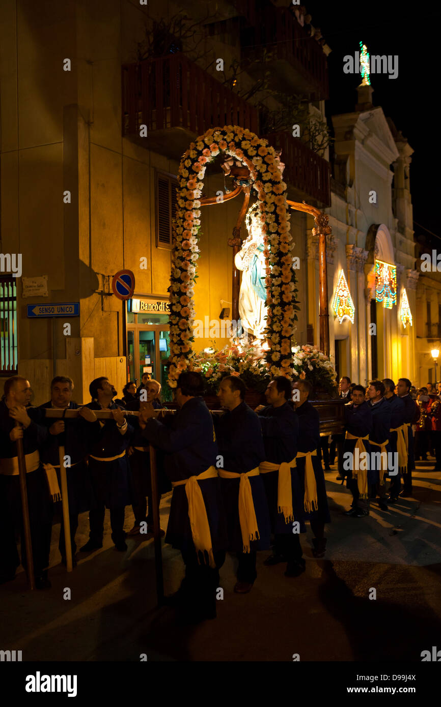 Un Natale Chiesa sfilano per le strade di Castellammare del Golfo in Sicilia. Foto Stock