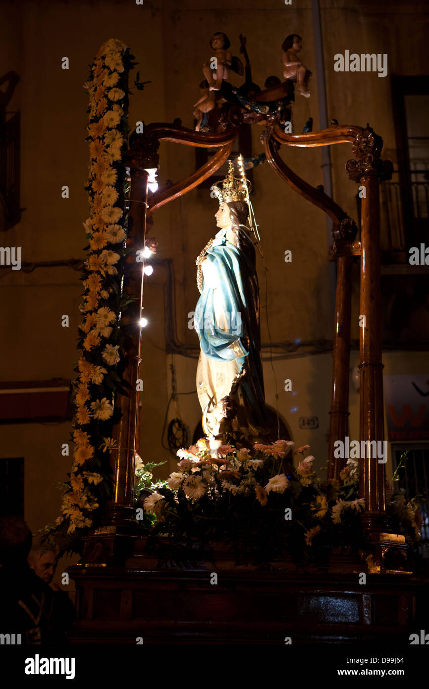 Un Natale Chiesa sfilano per le strade di Castellammare del Golfo in Sicilia. Foto Stock