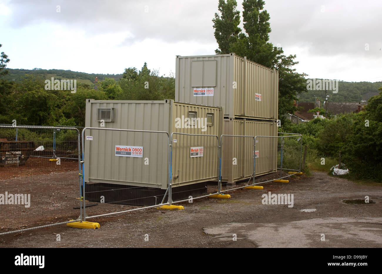 Giugno 2013 - contenitori sicuri utilizzati come cabine cantiere su un piccolo sviluppo di alloggi a Cheddar, Somerset. Foto Stock