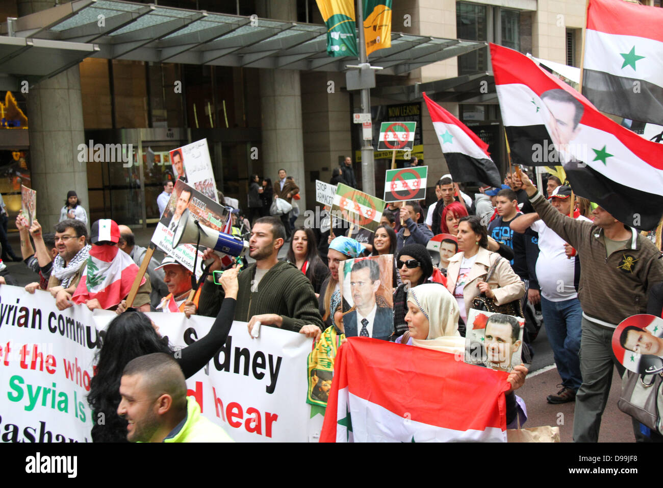 Sydney, NSW, Australia. Il 15 giugno 2013. Il rally assemblato fuori Sydney Town Hall dove ha affrontato la folla prima che essi hanno marciato al Ministro degli Esteri Bob Carr ufficio del canto a sostegno del Presidente siriano Bashar al-Assad. Credito: Credito: Richard Milnes / Alamy Live News. Foto Stock