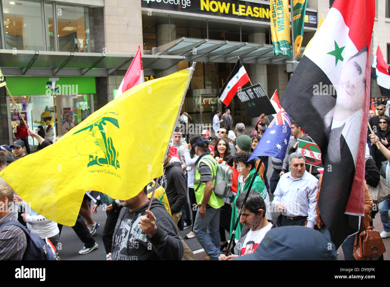 Sydney, NSW, Australia. Il 15 giugno 2013. Il rally assemblato fuori Sydney Town Hall dove ha affrontato la folla prima che essi hanno marciato al Ministro degli Esteri Bob Carr ufficio del canto a sostegno del Presidente siriano Bashar al-Assad. Credito: Credito: Richard Milnes / Alamy Live News. Foto Stock