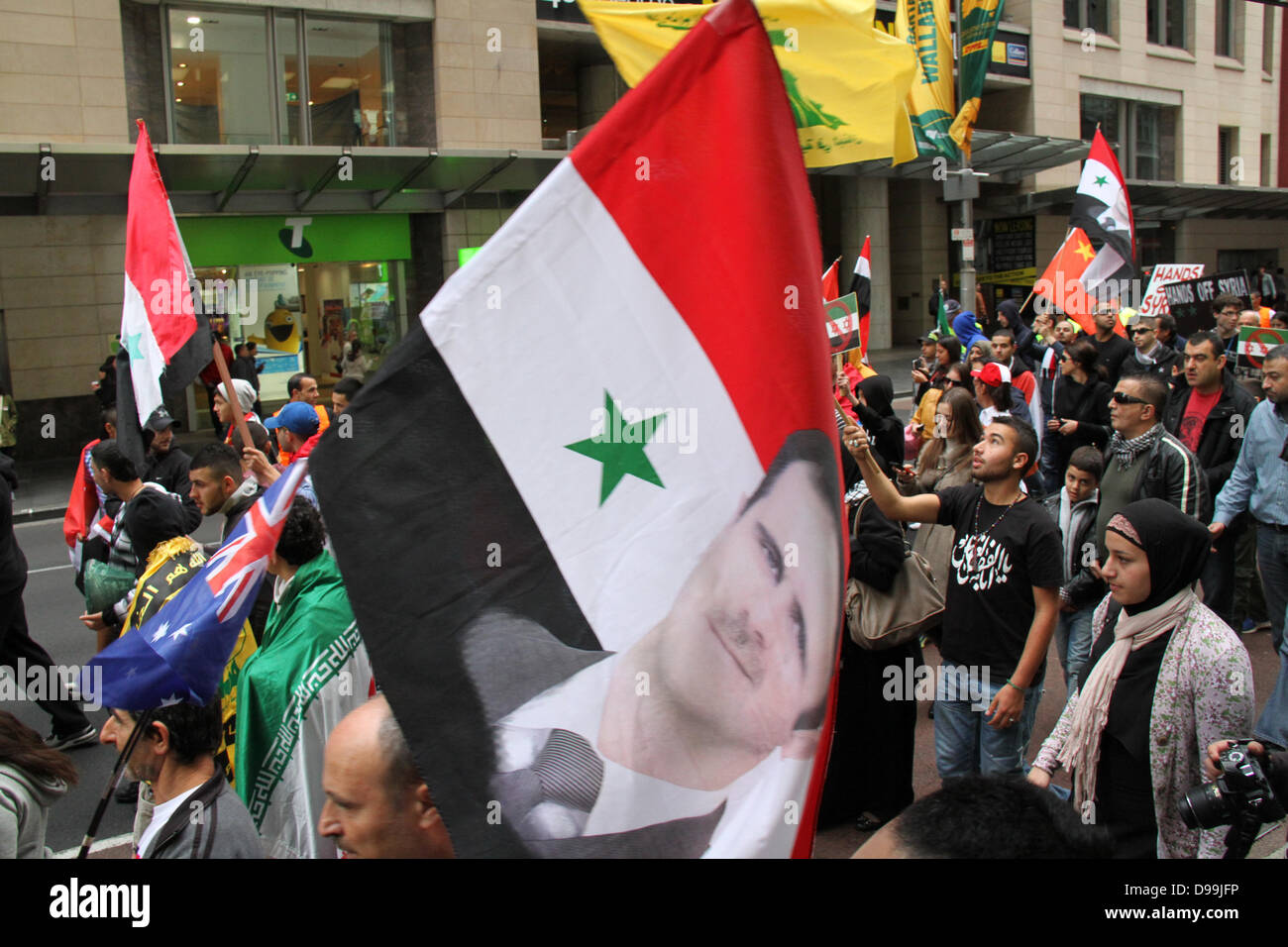 Sydney, NSW, Australia. Il 15 giugno 2013. Il rally assemblato fuori Sydney Town Hall dove ha affrontato la folla prima che essi hanno marciato al Ministro degli Esteri Bob Carr ufficio del canto a sostegno del Presidente siriano Bashar al-Assad. Credito: Credito: Richard Milnes / Alamy Live News. Foto Stock