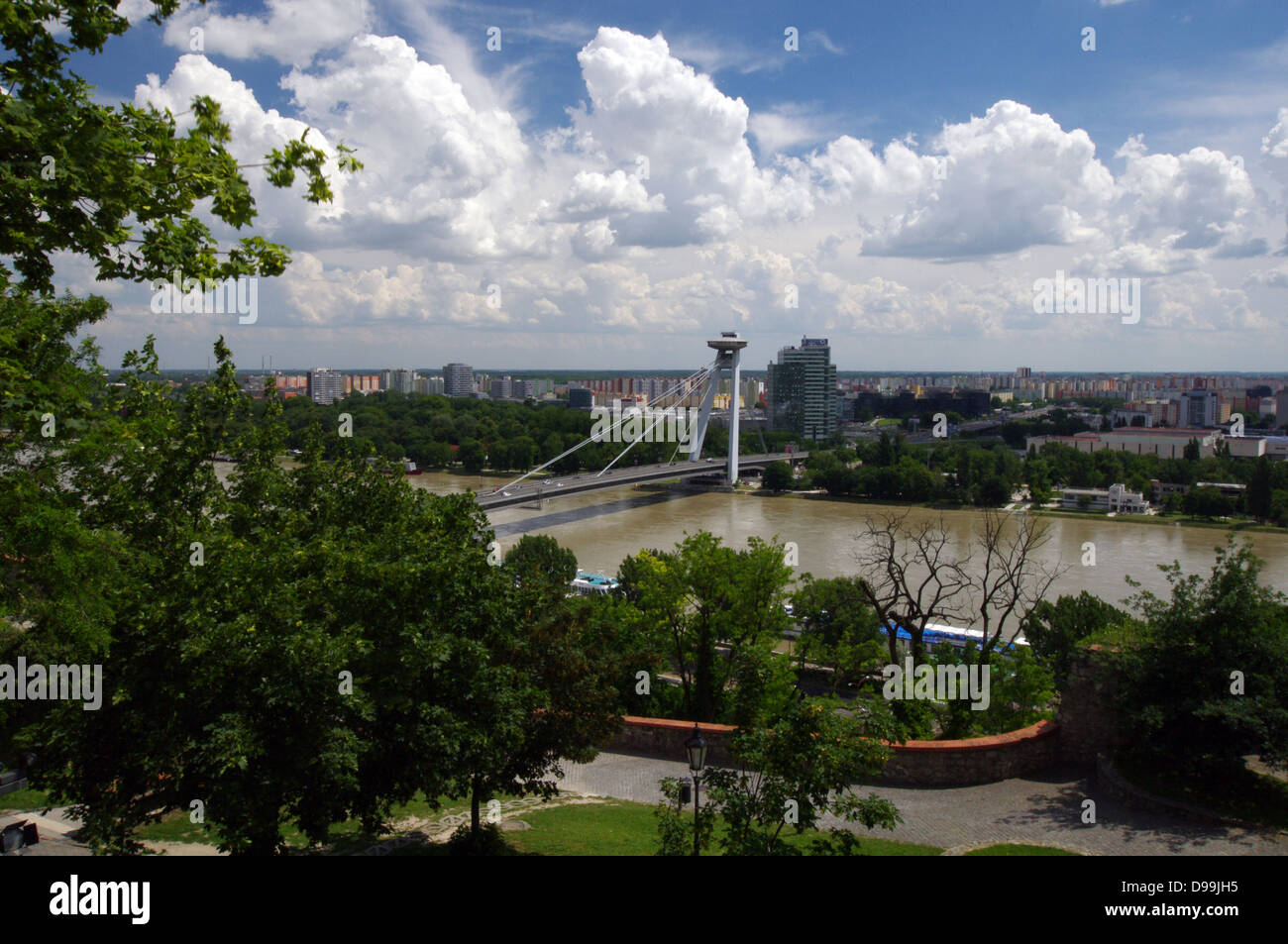 Ponte della Rivolta Nazionale Slovacca (la maggior parte Slovenského národného povstania) noto anche come "Nuovo ponte' - Bratislava, Slovacchia Foto Stock