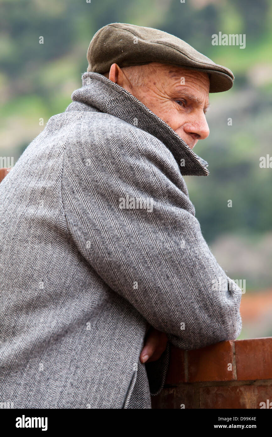 Un ritratto di un uomo siciliano che indossa il tipico Capello hat prese a Castellammare  del Golfo in Sicilia Foto stock - Alamy