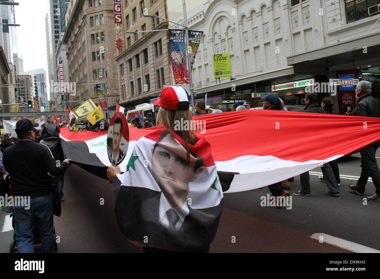 Sydney, NSW, Australia. Il 15 giugno 2013. Il rally assemblato fuori Sydney Town Hall dove ha affrontato la folla prima che essi hanno marciato al Ministro degli Esteri Bob Carr ufficio del canto a sostegno del Presidente siriano Bashar al-Assad. Credito: Credito: Richard Milnes / Alamy Live News. Foto Stock