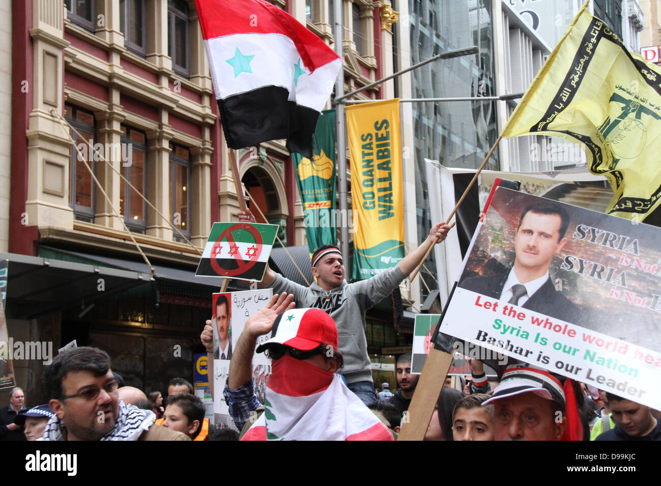Sydney, NSW, Australia. Il 15 giugno 2013. Il rally assemblato fuori Sydney Town Hall dove ha affrontato la folla prima che essi hanno marciato al Ministro degli Esteri Bob Carr ufficio del canto a sostegno del Presidente siriano Bashar al-Assad. Credito: Credito: Richard Milnes / Alamy Live News. Foto Stock