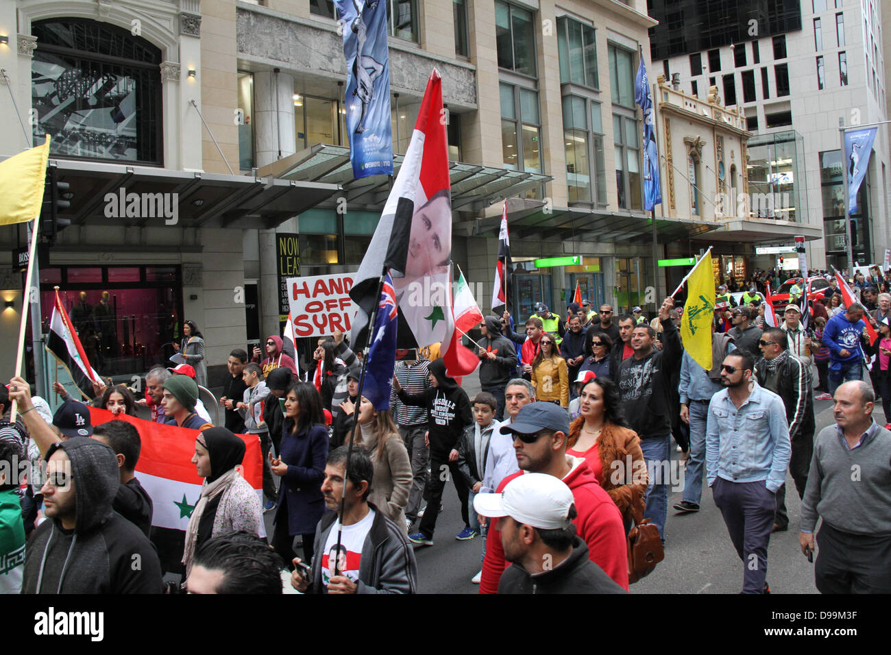 Sydney, NSW, Australia. Il 15 giugno 2013. Il rally assemblato fuori Sydney Town Hall dove ha affrontato la folla prima che essi hanno marciato al Ministro degli Esteri Bob Carr ufficio del canto a sostegno del Presidente siriano Bashar al-Assad. Credito: Credito: Richard Milnes / Alamy Live News. Foto Stock