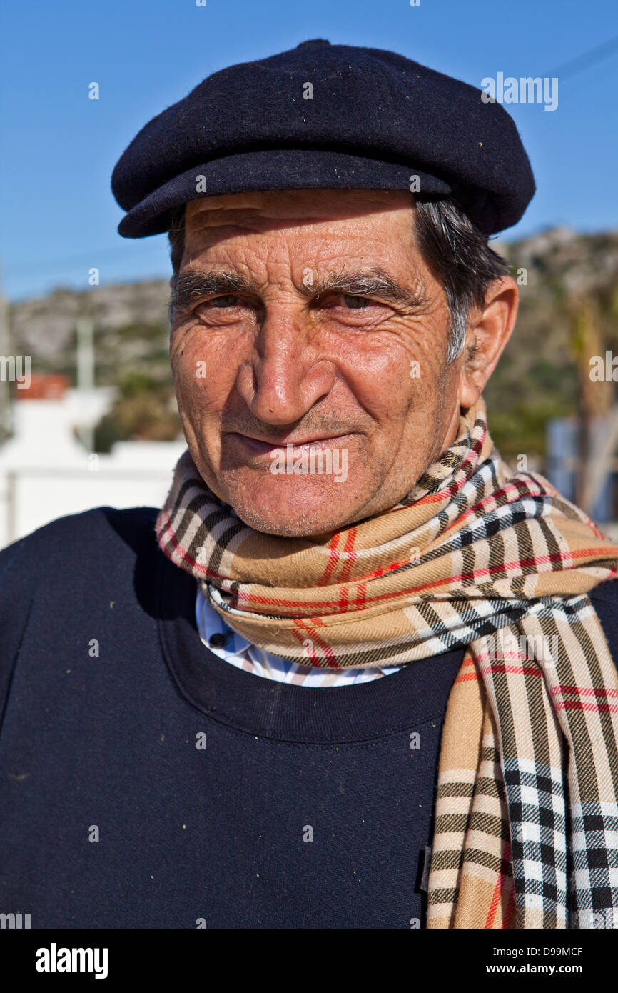 Un ritratto di un uomo siciliano che indossa il tipico Capello hat prese a  Castellammare del Golfo in Sicilia Foto stock - Alamy