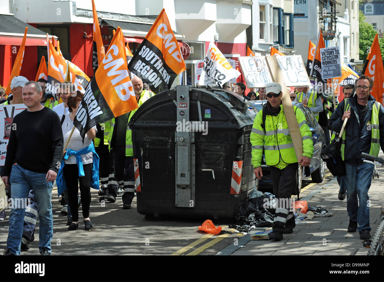 Brighton Regno Unito 15 Giugno 2013 - colpendo Brighton Cityclean lavoratori e GMB europea membri marcia attraverso la città in segno di protesta contro i tagli proposti alla loro casa pagare da Brighton e Hove City Council . Il binmen sono in sciopero sin dal venerdì e ci si aspetta di essere fuori per una settimana Foto Stock