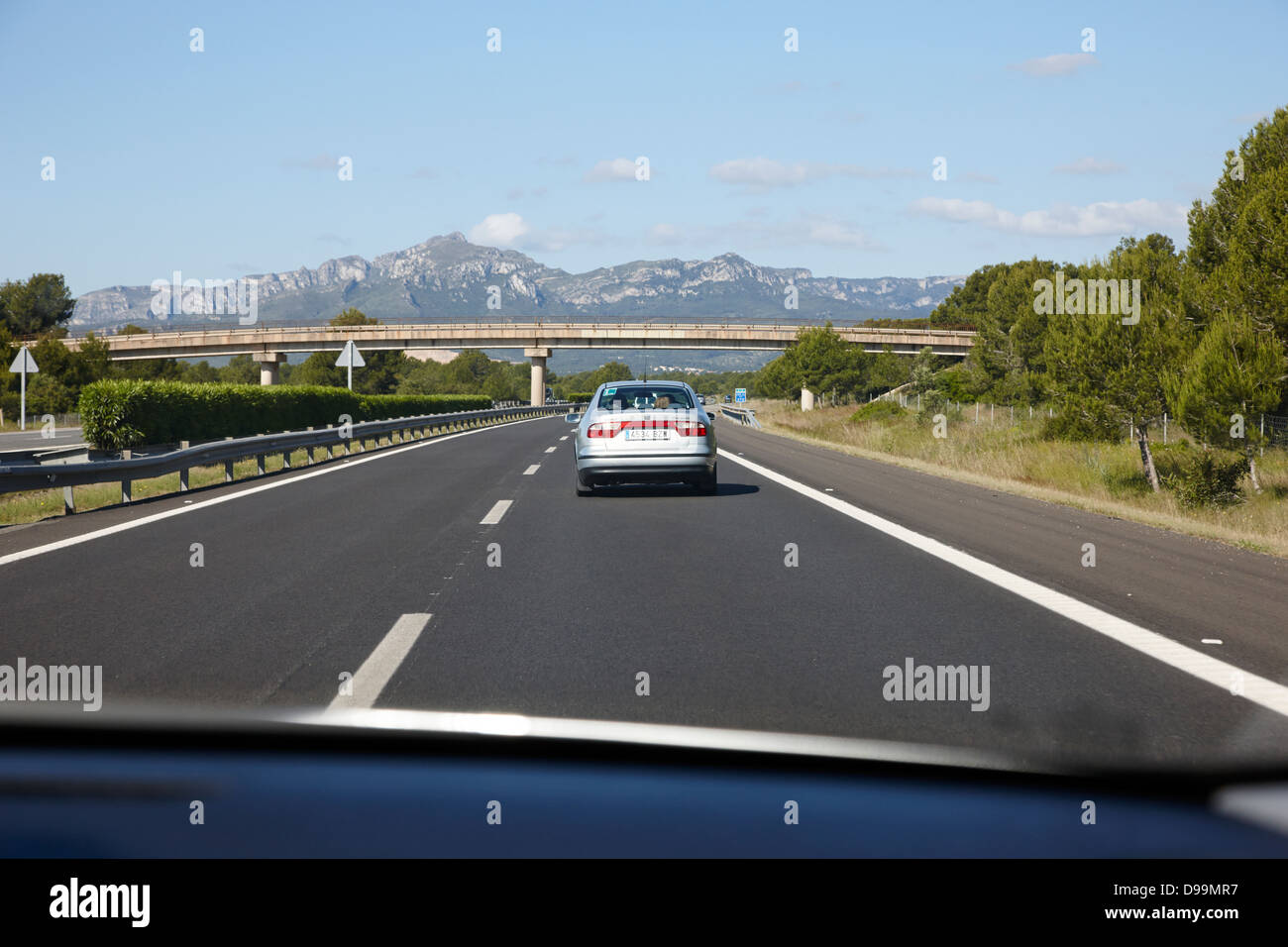 La guida lungo la AP-7 Autopista del Mediterraneo strada a pedaggio barcellona a valencia Spagna Foto Stock