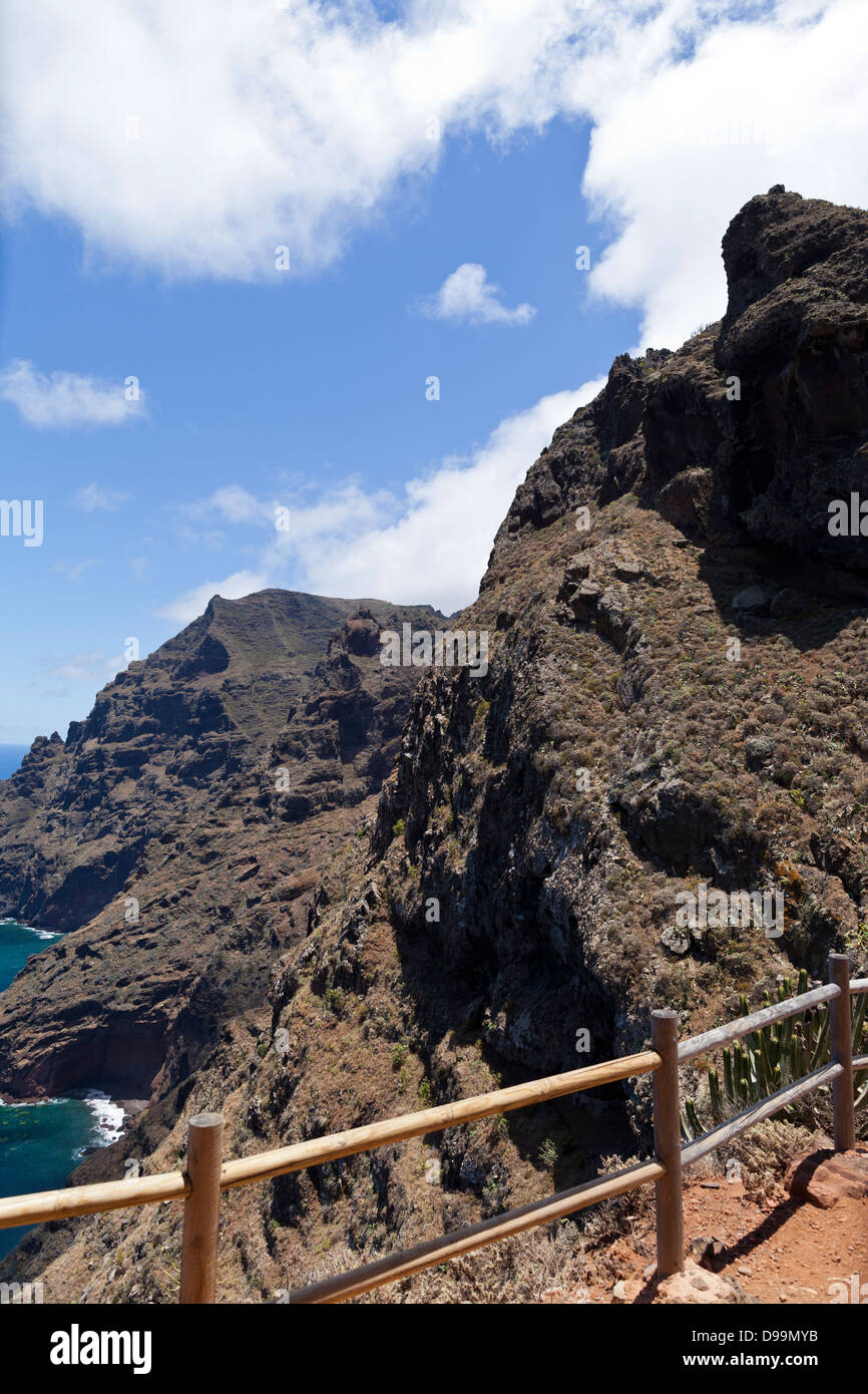 Punto di vista o mirador sul percorso da Cruz del Carmen di Punta Hidalgo in Anaga, Tenerife, Isole Canarie, Spagna. Foto Stock