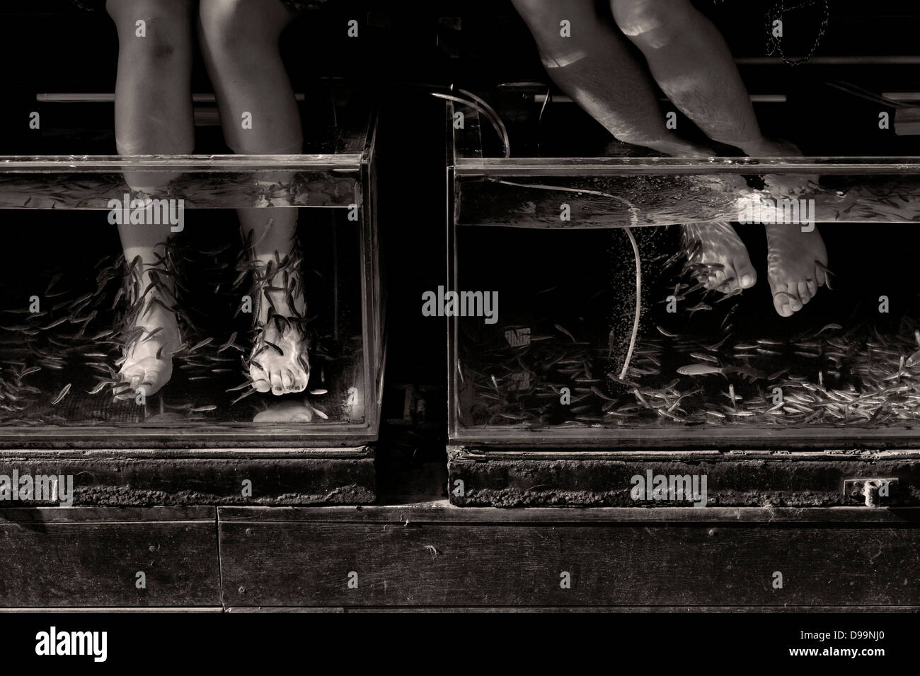 BEACH ROAD, Patong, Phuket, Thailandia 30 APRILE 2013: Pedicure da pesce su Beach Road. Foto Stock