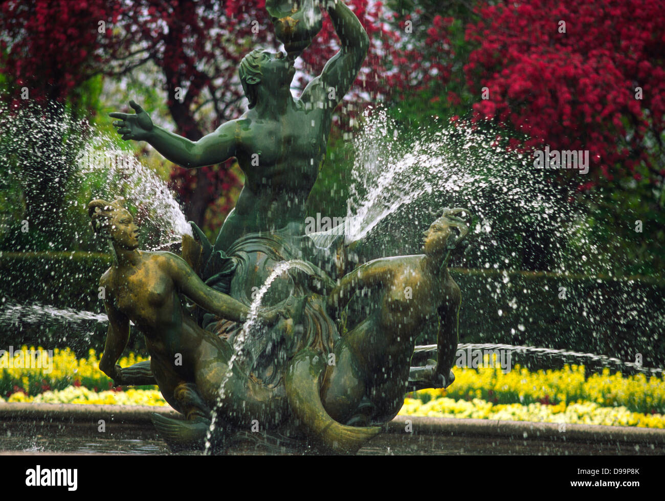 Fontana del Tritone (1950) da William McMillan in Queen Mary's Garden, Regent's Park , di fronte al Giubileo cancelli, Londra, Inghilterra. Foto Stock