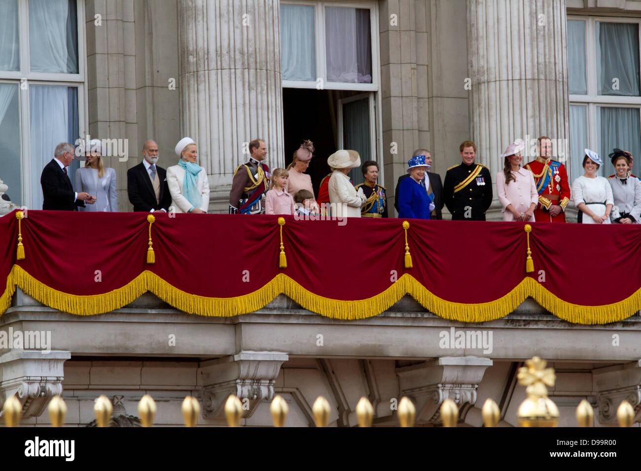 Londra, Regno Unito. Il 15 giugno 2013. Sua Maestà la Regina Elisabetta II e ai membri della famiglia reale di guardare un flypast militare dal balcone di Buckingham Palace per la regina ufficiale del credito di compleanno: amer ghazzal/Alamy Live News Foto Stock