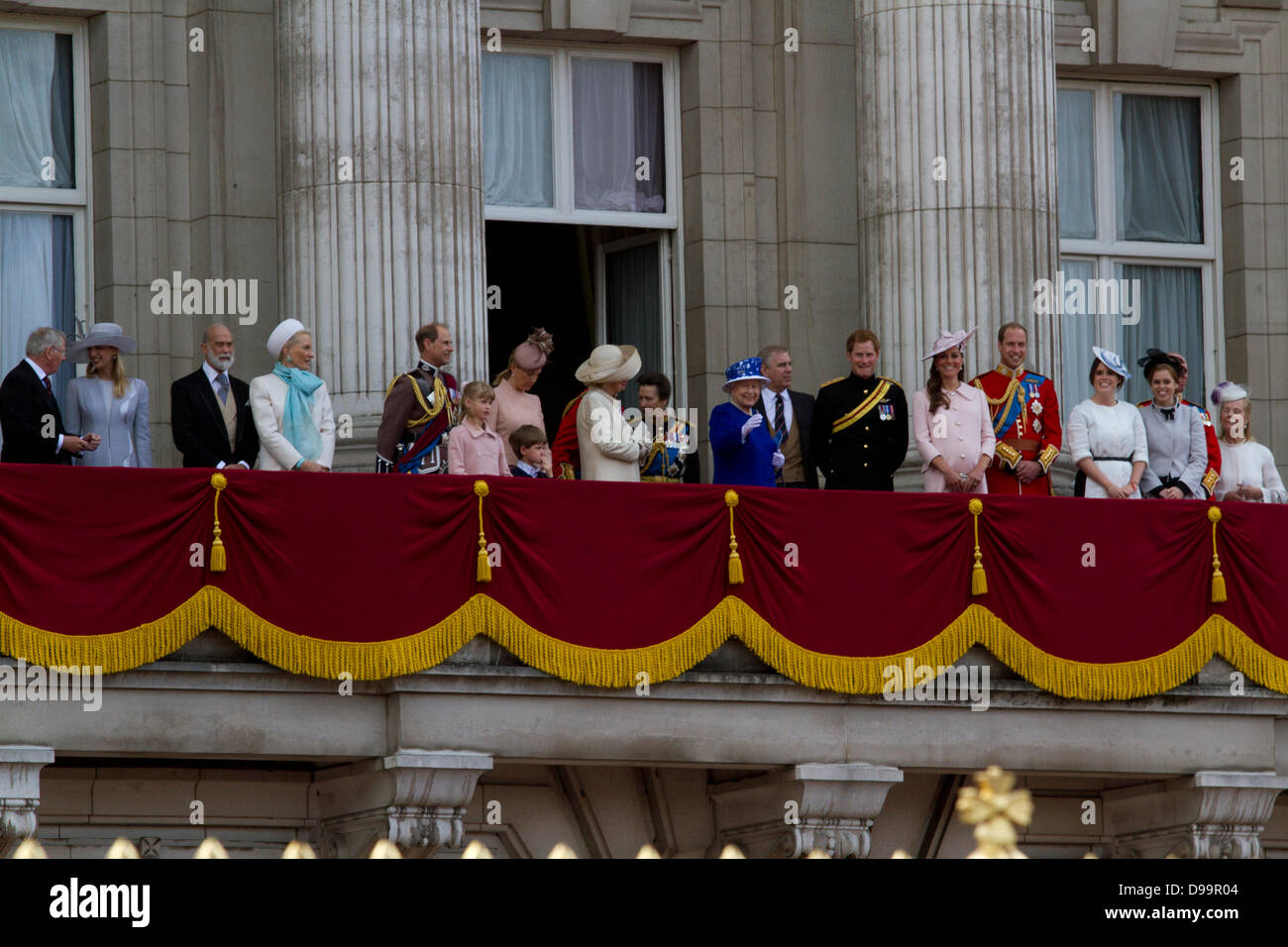 Londra, Regno Unito. Il 15 giugno 2013. Sua Maestà la Regina Elisabetta II e ai membri della famiglia reale di guardare un flypast militare dal balcone di Buckingham Palace per la regina ufficiale del credito di compleanno: amer ghazzal/Alamy Live News Foto Stock