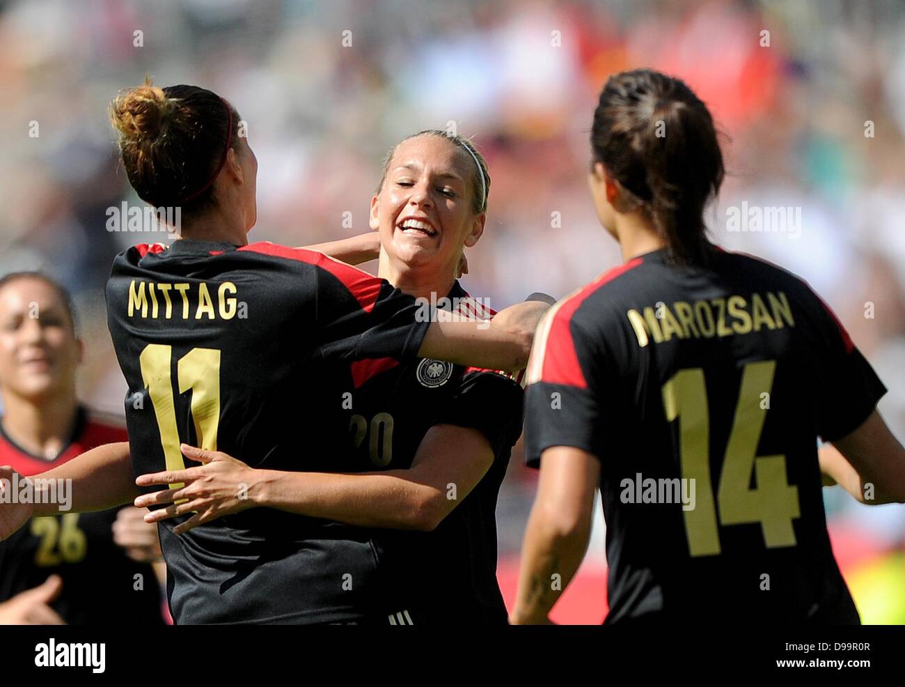 La Germania Lena Goessling (C) celebra il suo obiettivo 1-0 con Anja Mittag (L) e Dzsenifer Marozsan (R) durante le donne internazionali la partita di calcio tra la Germania e la Scozia a Stadion in Essen Essen, Germania, 15 giugno 2013. Foto: JONAS GUETTLER Foto Stock