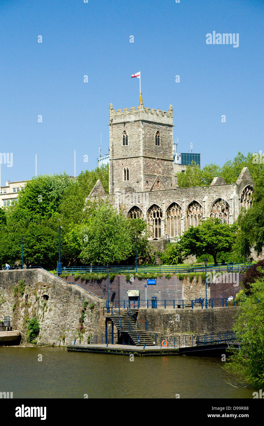 Le rovine della chiesa di St Peters, Fiume Avon e Parco Castello di Bristol. Foto Stock