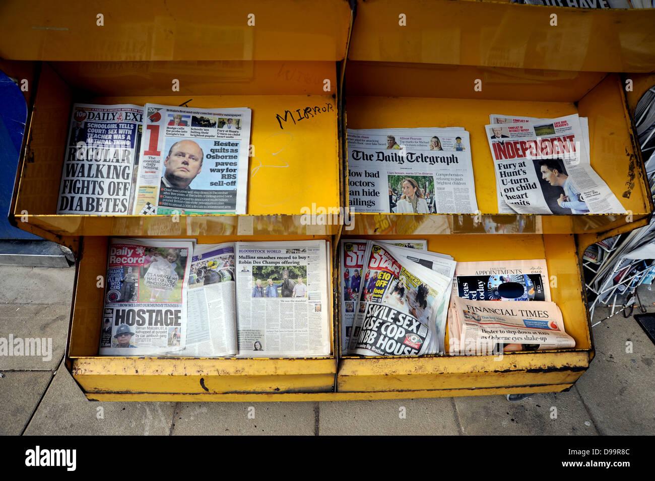 Giornali Britannici in un supporto per la vendita Foto Stock