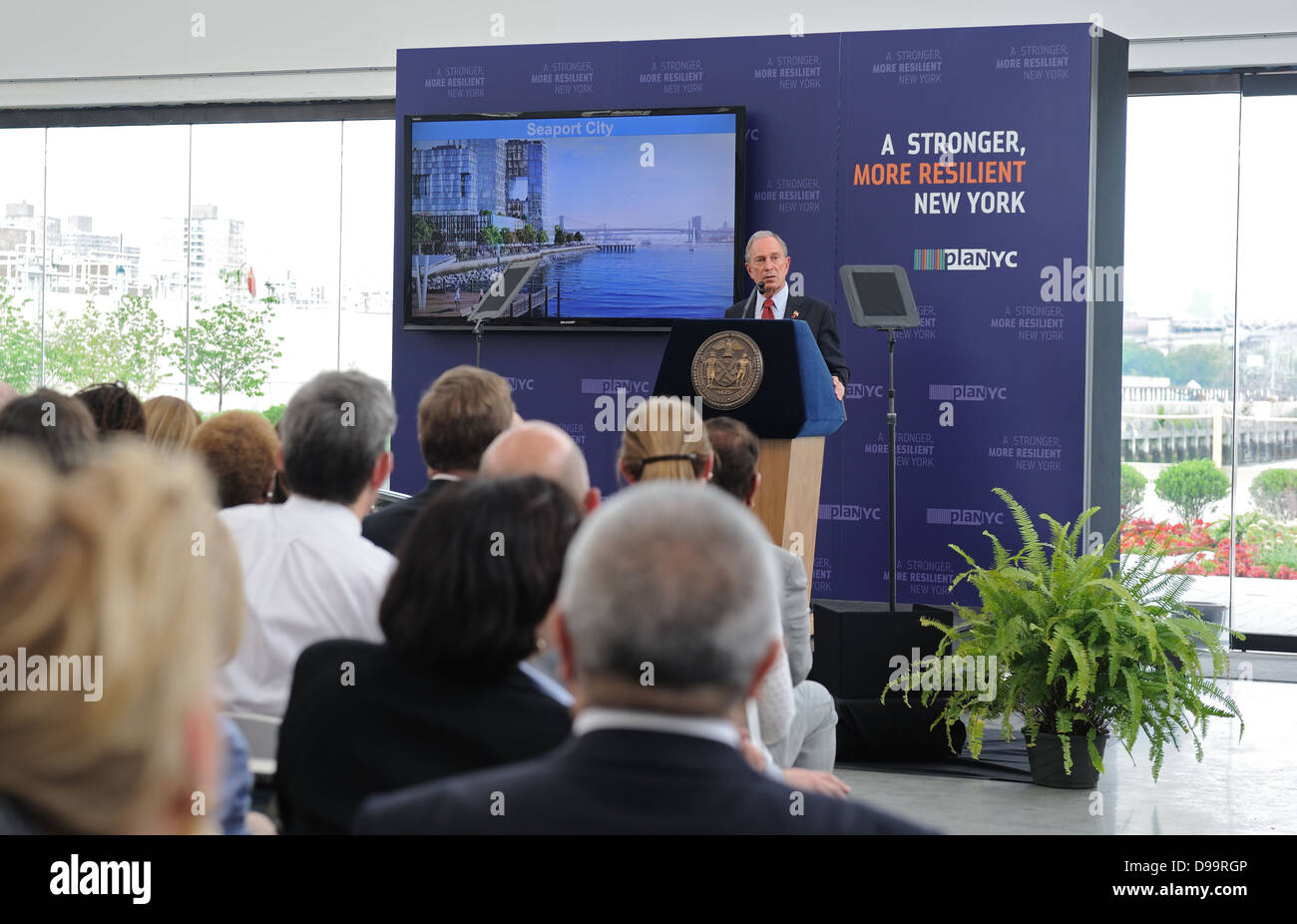 Il sindaco Michael Bloomberg delineato New York City di piani per rispondere al cambiamento climatico in occasione di una conferenza stampa del 11 giugno 2013. Foto Stock