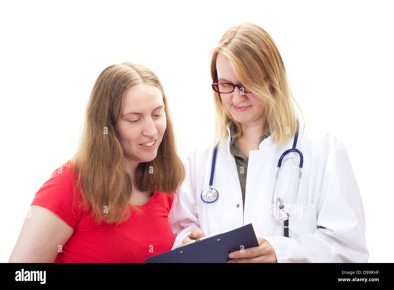 Medico donna spiegando documento al paziente di sesso femminile Foto Stock