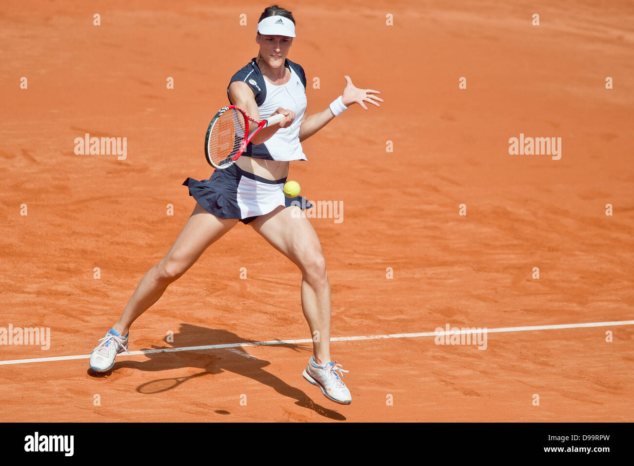 Norimberga, Germania. Il 15 giugno, 2013. La Germania Andrea Petkovic restituisce la sfera durante la finale contro la Romania Halep presso il WTA Tour in Nuremberg, Germania, 15 giugno 2013. Foto: DANIEL KARMANN/dpa/Alamy Live News Foto Stock