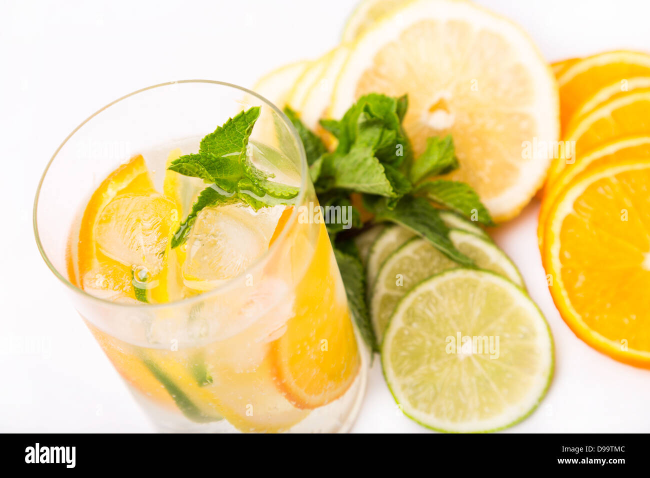 Freschi cocktail a freddo in vetro con fette di agrumi Foto Stock