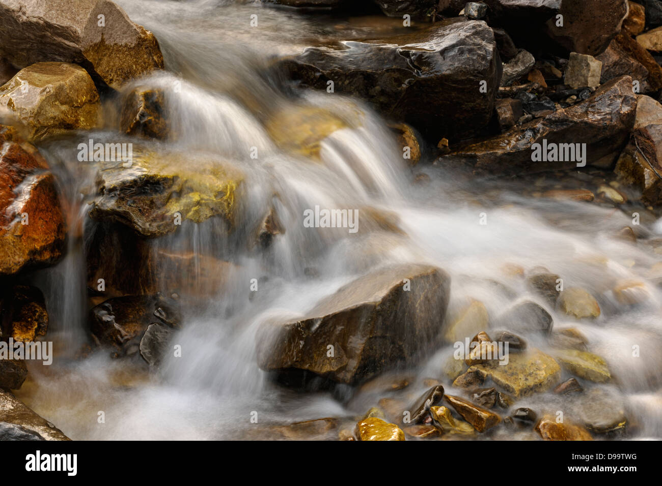 Cascata di montagna vicino a Highwood Pass Peter Lougheed Parco provinciale di Alberta in Canada Foto Stock